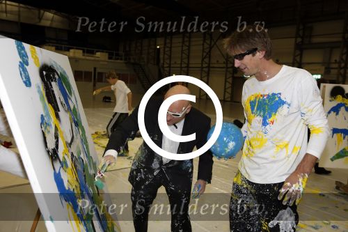 Katwijk Leiden 28 november 2012
Edwin en Annemarie v d sar en hun kinderen Joe en Lynn maken schilderije met Pim Smit die verkocht gaan worden voor de edwin v d Sar foundation.
Peter Smulders bv