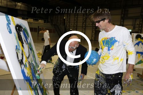 Katwijk Leiden 28 november 2012
Edwin en Annemarie v d sar en hun kinderen Joe en Lynn maken schilderije met Pim Smit die verkocht gaan worden voor de edwin v d Sar foundation.
Peter Smulders bv