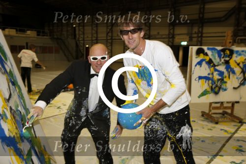 Katwijk Leiden 28 november 2012
Edwin en Annemarie v d sar en hun kinderen Joe en Lynn maken schilderije met Pim Smit die verkocht gaan worden voor de edwin v d Sar foundation.
Peter Smulders bv