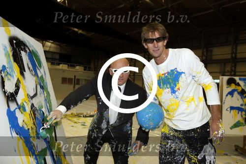 Katwijk Leiden 28 november 2012
Edwin en Annemarie v d sar en hun kinderen Joe en Lynn maken schilderije met Pim Smit die verkocht gaan worden voor de edwin v d Sar foundation.
Peter Smulders bv