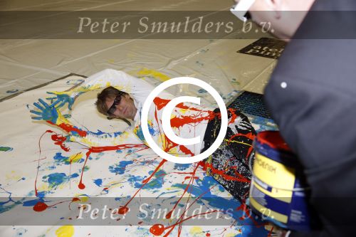 Katwijk Leiden 28 november 2012
Edwin en Annemarie v d sar en hun kinderen Joe en Lynn maken schilderije met Pim Smit die verkocht gaan worden voor de edwin v d Sar foundation.
Peter Smulders bv