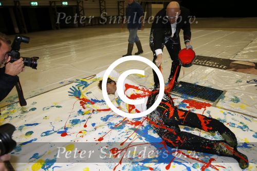 Katwijk Leiden 28 november 2012
Edwin en Annemarie v d sar en hun kinderen Joe en Lynn maken schilderije met Pim Smit die verkocht gaan worden voor de edwin v d Sar foundation.
Peter Smulders bv