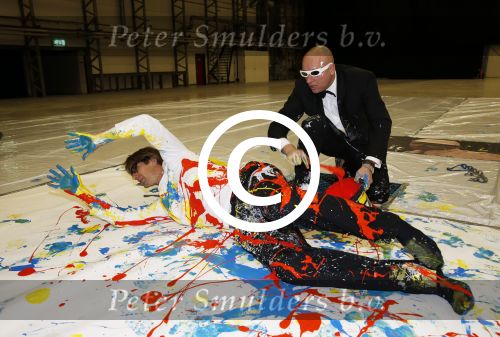 Katwijk Leiden 28 november 2012
Edwin en Annemarie v d sar en hun kinderen Joe en Lynn maken schilderije met Pim Smit die verkocht gaan worden voor de edwin v d Sar foundation.
Peter Smulders bv