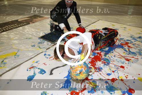 Katwijk Leiden 28 november 2012
Edwin en Annemarie v d sar en hun kinderen Joe en Lynn maken schilderije met Pim Smit die verkocht gaan worden voor de edwin v d Sar foundation.
Peter Smulders bv