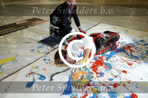 Katwijk Leiden 28 november 2012
Edwin en Annemarie v d sar en hun kinderen Joe en Lynn maken schilderije met Pim Smit die verkocht gaan worden voor de edwin v d Sar foundation.
Peter Smulders bv