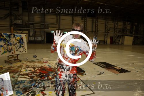Katwijk Leiden 28 november 2012
Edwin en Annemarie v d sar en hun kinderen Joe en Lynn maken schilderije met Pim Smit die verkocht gaan worden voor de edwin v d Sar foundation.
Peter Smulders bv