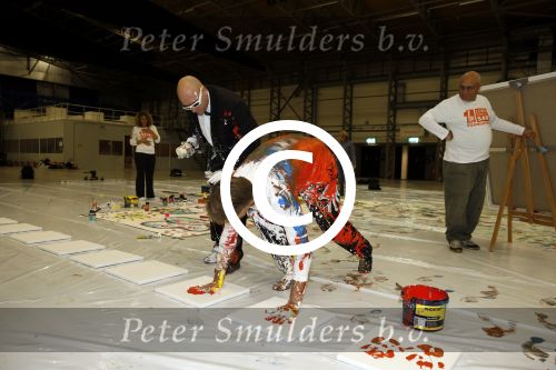 Katwijk Leiden 28 november 2012
Edwin en Annemarie v d sar en hun kinderen Joe en Lynn maken schilderije met Pim Smit die verkocht gaan worden voor de edwin v d Sar foundation.
Peter Smulders bv
