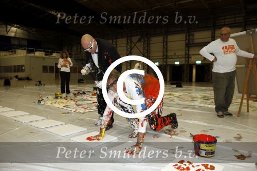 Katwijk Leiden 28 november 2012
Edwin en Annemarie v d sar en hun kinderen Joe en Lynn maken schilderije met Pim Smit die verkocht gaan worden voor de edwin v d Sar foundation.
Peter Smulders bv