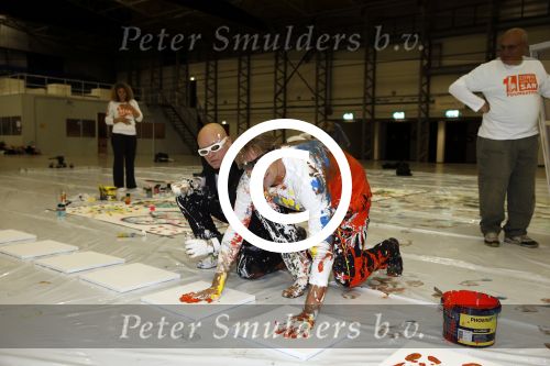 Katwijk Leiden 28 november 2012
Edwin en Annemarie v d sar en hun kinderen Joe en Lynn maken schilderije met Pim Smit die verkocht gaan worden voor de edwin v d Sar foundation.
Peter Smulders bv