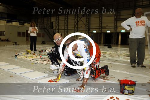 Katwijk Leiden 28 november 2012
Edwin en Annemarie v d sar en hun kinderen Joe en Lynn maken schilderije met Pim Smit die verkocht gaan worden voor de edwin v d Sar foundation.
Peter Smulders bv