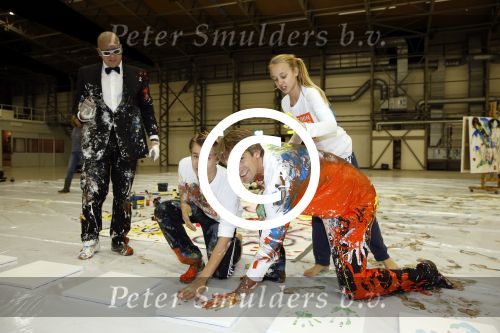 Katwijk Leiden 28 november 2012
Edwin en Annemarie v d sar en hun kinderen Joe en Lynn maken schilderije met Pim Smit die verkocht gaan worden voor de edwin v d Sar foundation.
Peter Smulders bv