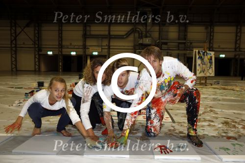 Katwijk Leiden 28 november 2012
Edwin en Annemarie v d sar en hun kinderen Joe en Lynn maken schilderije met Pim Smit die verkocht gaan worden voor de edwin v d Sar foundation.
Peter Smulders bv