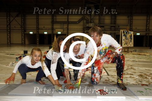 Katwijk Leiden 28 november 2012
Edwin en Annemarie v d sar en hun kinderen Joe en Lynn maken schilderije met Pim Smit die verkocht gaan worden voor de edwin v d Sar foundation.
Peter Smulders bv