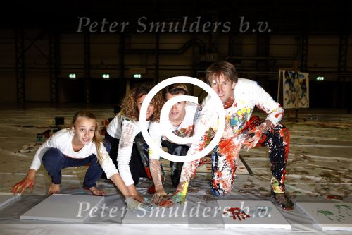 Katwijk Leiden 28 november 2012
Edwin en Annemarie v d sar en hun kinderen Joe en Lynn maken schilderije met Pim Smit die verkocht gaan worden voor de edwin v d Sar foundation.
Peter Smulders bv