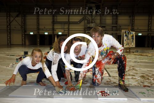 Katwijk Leiden 28 november 2012
Edwin en Annemarie v d sar en hun kinderen Joe en Lynn maken schilderije met Pim Smit die verkocht gaan worden voor de edwin v d Sar foundation.
Peter Smulders bv