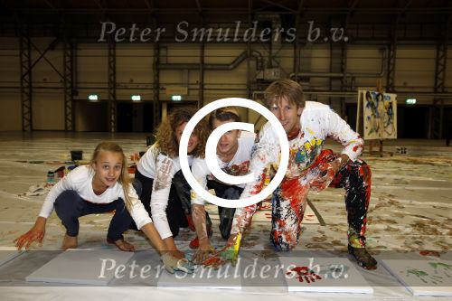 Katwijk Leiden 28 november 2012
Edwin en Annemarie v d sar en hun kinderen Joe en Lynn maken schilderije met Pim Smit die verkocht gaan worden voor de edwin v d Sar foundation.
Peter Smulders bv