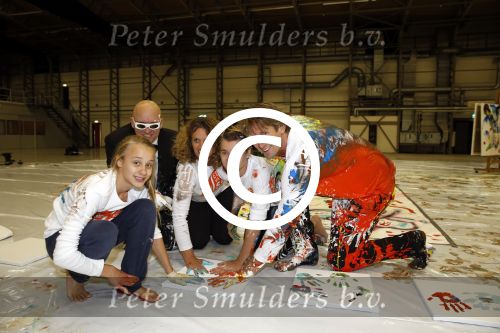 Katwijk Leiden 28 november 2012
Edwin en Annemarie v d sar en hun kinderen Joe en Lynn maken schilderije met Pim Smit die verkocht gaan worden voor de edwin v d Sar foundation.
Peter Smulders bv
