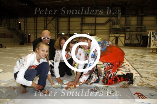 Katwijk Leiden 28 november 2012
Edwin en Annemarie v d sar en hun kinderen Joe en Lynn maken schilderije met Pim Smit die verkocht gaan worden voor de edwin v d Sar foundation.
Peter Smulders bv