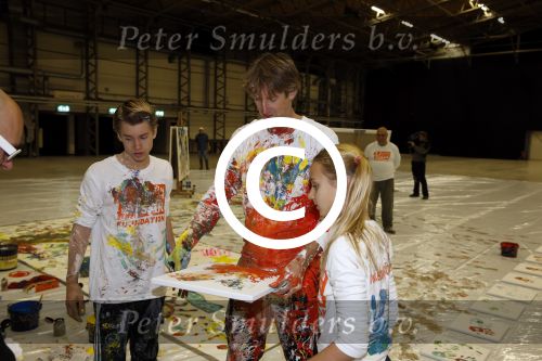 Katwijk Leiden 28 november 2012
Edwin en Annemarie v d sar en hun kinderen Joe en Lynn maken schilderije met Pim Smit die verkocht gaan worden voor de edwin v d Sar foundation.
Peter Smulders bv