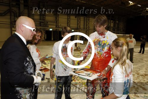 Katwijk Leiden 28 november 2012
Edwin en Annemarie v d sar en hun kinderen Joe en Lynn maken schilderije met Pim Smit die verkocht gaan worden voor de edwin v d Sar foundation.
Peter Smulders bv