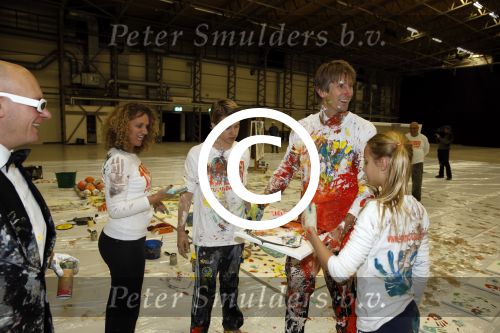 Katwijk Leiden 28 november 2012
Edwin en Annemarie v d sar en hun kinderen Joe en Lynn maken schilderije met Pim Smit die verkocht gaan worden voor de edwin v d Sar foundation.
Peter Smulders bv