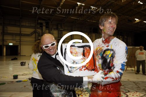 Katwijk Leiden 28 november 2012
Edwin en Annemarie v d sar en hun kinderen Joe en Lynn maken schilderije met Pim Smit die verkocht gaan worden voor de edwin v d Sar foundation.
Peter Smulders bv