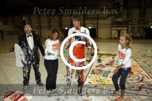 Katwijk Leiden 28 november 2012
Edwin en Annemarie v d sar en hun kinderen Joe en Lynn maken schilderije met Pim Smit die verkocht gaan worden voor de edwin v d Sar foundation.
Peter Smulders bv