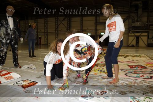 Katwijk Leiden 28 november 2012
Edwin en Annemarie v d sar en hun kinderen Joe en Lynn maken schilderije met Pim Smit die verkocht gaan worden voor de edwin v d Sar foundation.
Peter Smulders bv