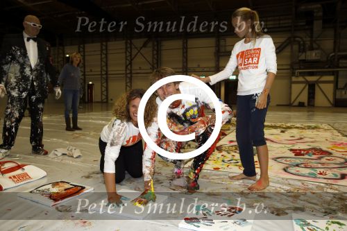 Katwijk Leiden 28 november 2012
Edwin en Annemarie v d sar en hun kinderen Joe en Lynn maken schilderije met Pim Smit die verkocht gaan worden voor de edwin v d Sar foundation.
Peter Smulders bv