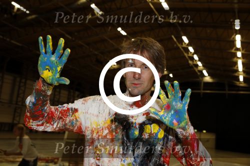 Katwijk Leiden 28 november 2012
Edwin en Annemarie v d sar en hun kinderen Joe en Lynn maken schilderije met Pim Smit die verkocht gaan worden voor de edwin v d Sar foundation.
Peter Smulders bv