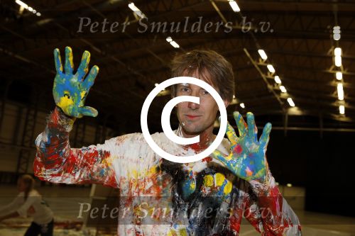 Katwijk Leiden 28 november 2012
Edwin en Annemarie v d sar en hun kinderen Joe en Lynn maken schilderije met Pim Smit die verkocht gaan worden voor de edwin v d Sar foundation.
Peter Smulders bv