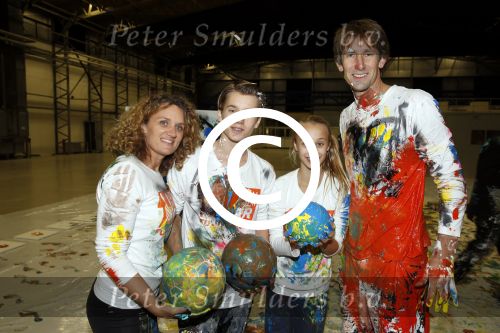 Katwijk Leiden 28 november 2012
Edwin en Annemarie v d sar en hun kinderen Joe en Lynn maken schilderije met Pim Smit die verkocht gaan worden voor de edwin v d Sar foundation.
Peter Smulders bv