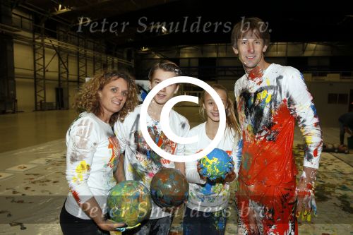 Katwijk Leiden 28 november 2012
Edwin en Annemarie v d sar en hun kinderen Joe en Lynn maken schilderije met Pim Smit die verkocht gaan worden voor de edwin v d Sar foundation.
Peter Smulders bv
