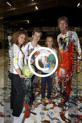 Katwijk Leiden 28 november 2012
Edwin en Annemarie v d sar en hun kinderen Joe en Lynn maken schilderije met Pim Smit die verkocht gaan worden voor de edwin v d Sar foundation.
Peter Smulders bv