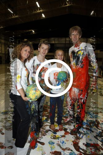 Katwijk Leiden 28 november 2012
Edwin en Annemarie v d sar en hun kinderen Joe en Lynn maken schilderije met Pim Smit die verkocht gaan worden voor de edwin v d Sar foundation.
Peter Smulders bv