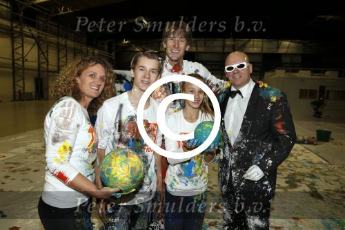 Katwijk Leiden 28 november 2012
Edwin en Annemarie v d sar en hun kinderen Joe en Lynn maken schilderije met Pim Smit die verkocht gaan worden voor de edwin v d Sar foundation.
Peter Smulders bv