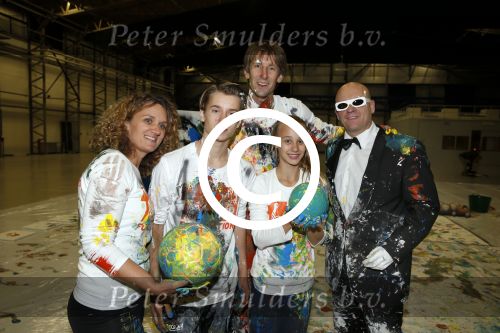 Katwijk Leiden 28 november 2012
Edwin en Annemarie v d sar en hun kinderen Joe en Lynn maken schilderije met Pim Smit die verkocht gaan worden voor de edwin v d Sar foundation.
Peter Smulders bv