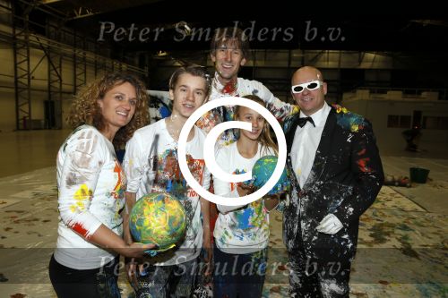 Katwijk Leiden 28 november 2012
Edwin en Annemarie v d sar en hun kinderen Joe en Lynn maken schilderije met Pim Smit die verkocht gaan worden voor de edwin v d Sar foundation.
Peter Smulders bv