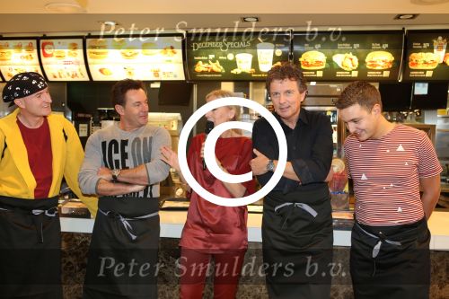 Amsterdam Zuid-Oost, 11 December 2012
Hamburgers bakken met Gerard Joling, Robert ten Brink, Ajouad El-Miloudi en
Bobbie ( Van Ernst en de rest) voor het goede doel, de Ronald McDonald Stichting
Foto Peter Smulders BV