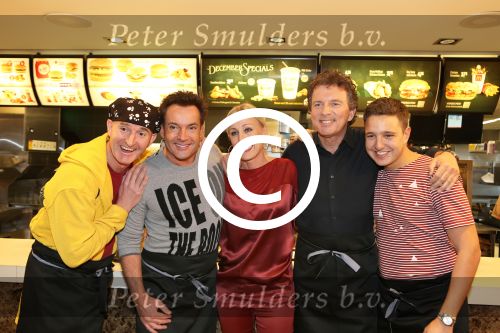 Amsterdam Zuid-Oost, 11 December 2012
Hamburgers bakken met Gerard Joling, Robert ten Brink, Ajouad El-Miloudi en
Bobbie ( Van Ernst en de rest) voor het goede doel, de Ronald McDonald Stichting
Foto Peter Smulders BV