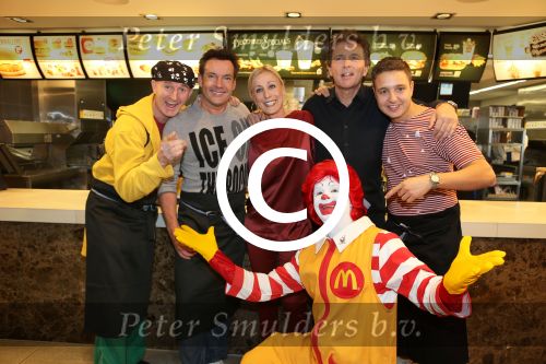 Amsterdam Zuid-Oost, 11 December 2012
Hamburgers bakken met Gerard Joling, Robert ten Brink, Ajouad El-Miloudi en
Bobbie ( Van Ernst en de rest) voor het goede doel, de Ronald McDonald Stichting
Foto Peter Smulders BV