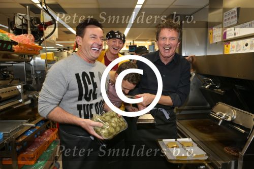 Amsterdam Zuid-Oost, 11 December 2012
Hamburgers bakken met Gerard Joling, Robert ten Brink, Ajouad El-Miloudi en
Bobbie ( Van Ernst en de rest) voor het goede doel, de Ronald McDonald Stichting
Foto Peter Smulders BV