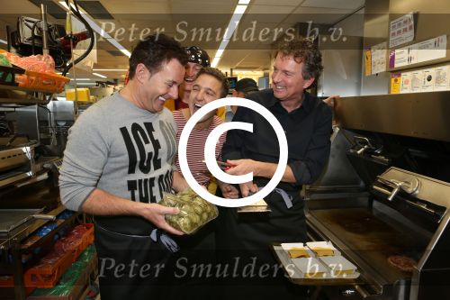 Amsterdam Zuid-Oost, 11 December 2012
Hamburgers bakken met Gerard Joling, Robert ten Brink, Ajouad El-Miloudi en
Bobbie ( Van Ernst en de rest) voor het goede doel, de Ronald McDonald Stichting
Foto Peter Smulders BV
