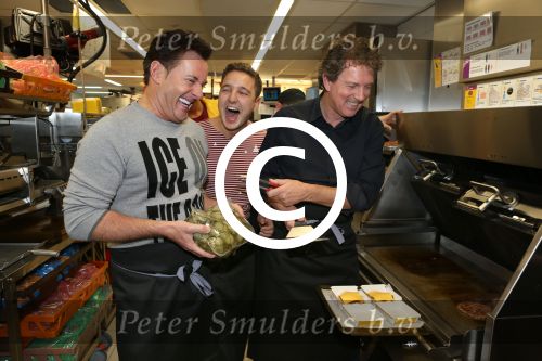 Amsterdam Zuid-Oost, 11 December 2012
Hamburgers bakken met Gerard Joling, Robert ten Brink, Ajouad El-Miloudi en
Bobbie ( Van Ernst en de rest) voor het goede doel, de Ronald McDonald Stichting
Foto Peter Smulders BV
