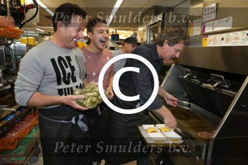 Amsterdam Zuid-Oost, 11 December 2012
Hamburgers bakken met Gerard Joling, Robert ten Brink, Ajouad El-Miloudi en
Bobbie ( Van Ernst en de rest) voor het goede doel, de Ronald McDonald Stichting
Foto Peter Smulders BV