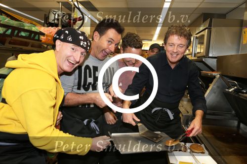 Amsterdam Zuid-Oost, 11 December 2012
Hamburgers bakken met Gerard Joling, Robert ten Brink, Ajouad El-Miloudi en
Bobbie ( Van Ernst en de rest) voor het goede doel, de Ronald McDonald Stichting
Foto Peter Smulders BV