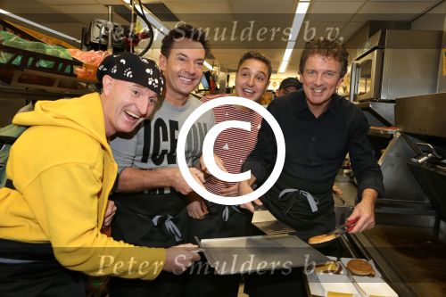 Amsterdam Zuid-Oost, 11 December 2012
Hamburgers bakken met Gerard Joling, Robert ten Brink, Ajouad El-Miloudi en
Bobbie ( Van Ernst en de rest) voor het goede doel, de Ronald McDonald Stichting
Foto Peter Smulders BV