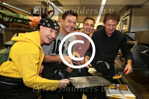 Amsterdam Zuid-Oost, 11 December 2012
Hamburgers bakken met Gerard Joling, Robert ten Brink, Ajouad El-Miloudi en
Bobbie ( Van Ernst en de rest) voor het goede doel, de Ronald McDonald Stichting
Foto Peter Smulders BV
