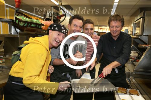 Amsterdam Zuid-Oost, 11 December 2012
Hamburgers bakken met Gerard Joling, Robert ten Brink, Ajouad El-Miloudi en
Bobbie ( Van Ernst en de rest) voor het goede doel, de Ronald McDonald Stichting
Foto Peter Smulders BV