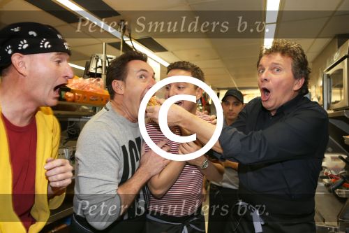 Amsterdam Zuid-Oost, 11 December 2012
Hamburgers bakken met Gerard Joling, Robert ten Brink, Ajouad El-Miloudi en
Bobbie ( Van Ernst en de rest) voor het goede doel, de Ronald McDonald Stichting
Foto Peter Smulders BV